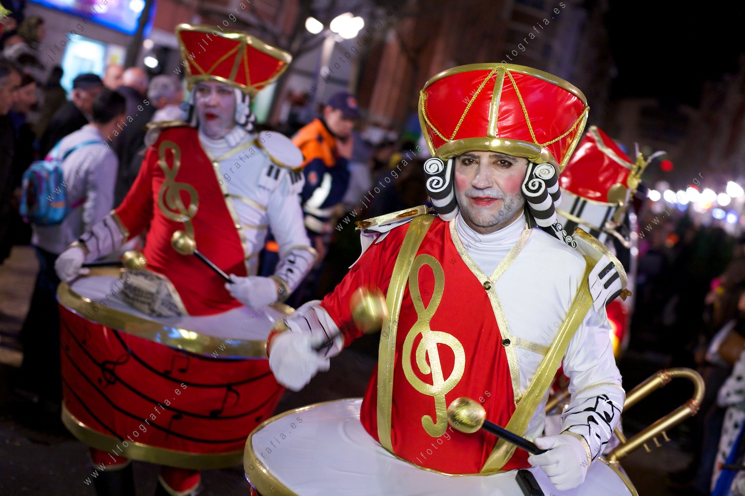 grupo de chicas disfradas de notas musicales del país de las maravillas de Alicia en carnavales de Barakaldo.
