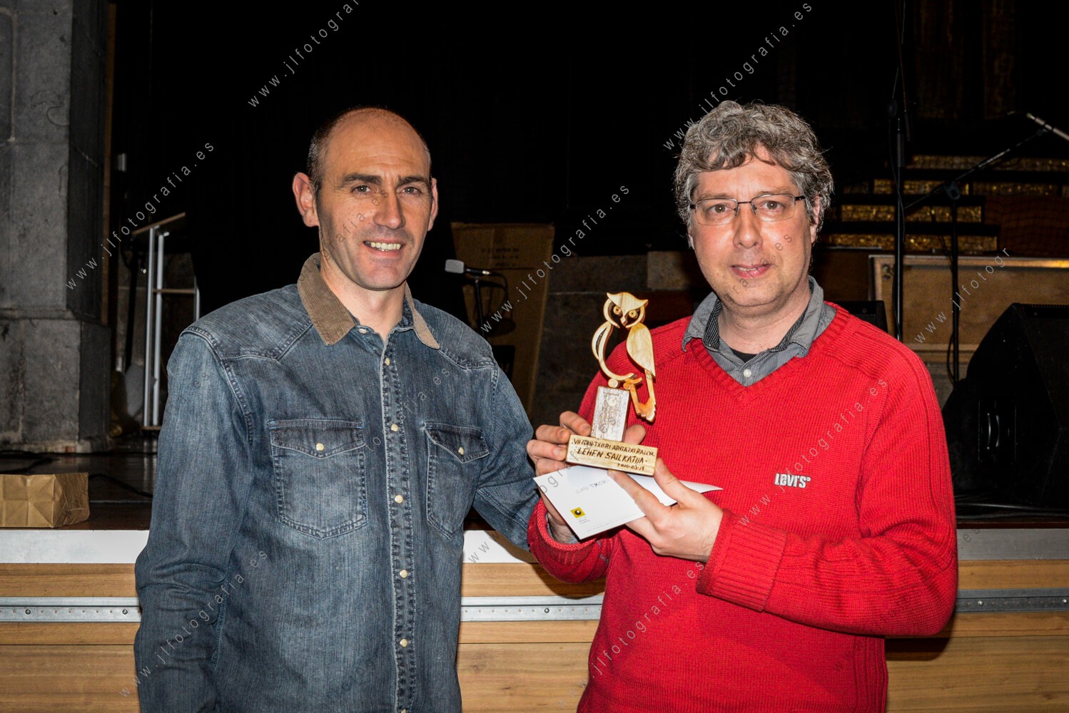 Fotografía en la que entregan el trofeo de ganador del rally nocturno Gautxori de Azpeitia 2016 a Javier López Fabián.