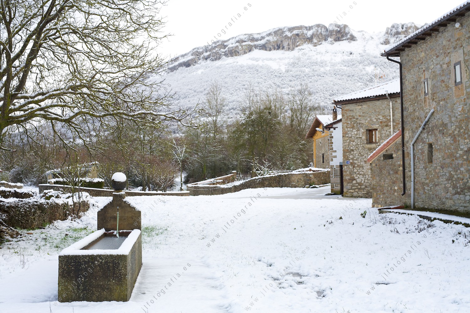 Postal de las calles de Bercedo con la nieve pintándolas de blanco.