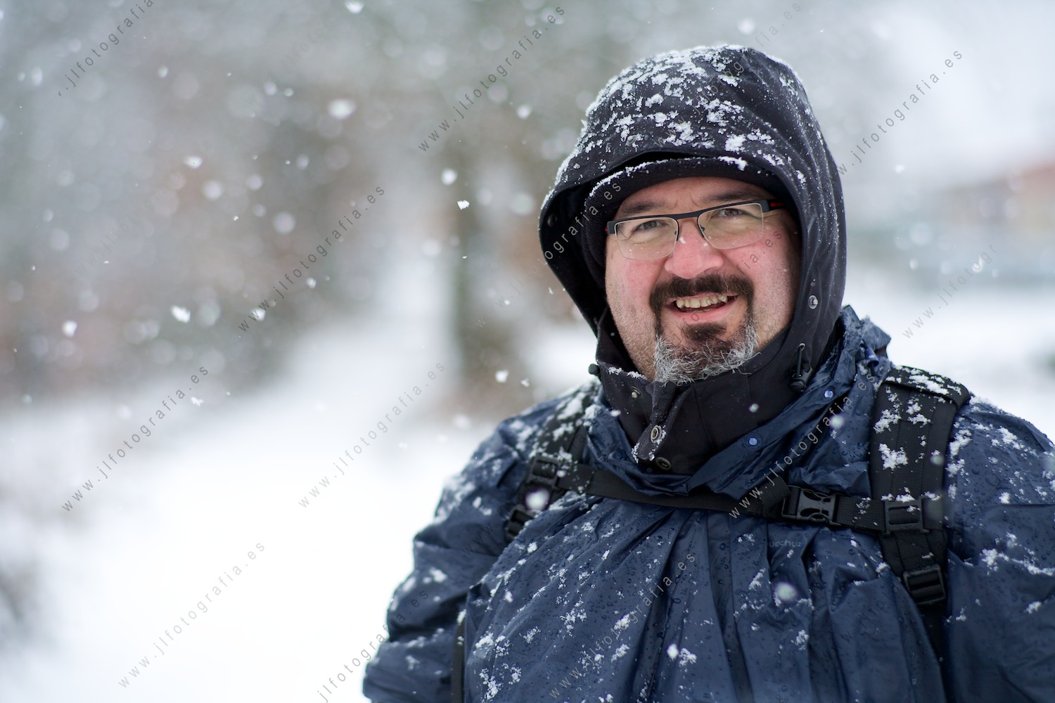 Retratando a Jesús Ribera, compañero de Denbora, bajo la nieve en Bercedo.