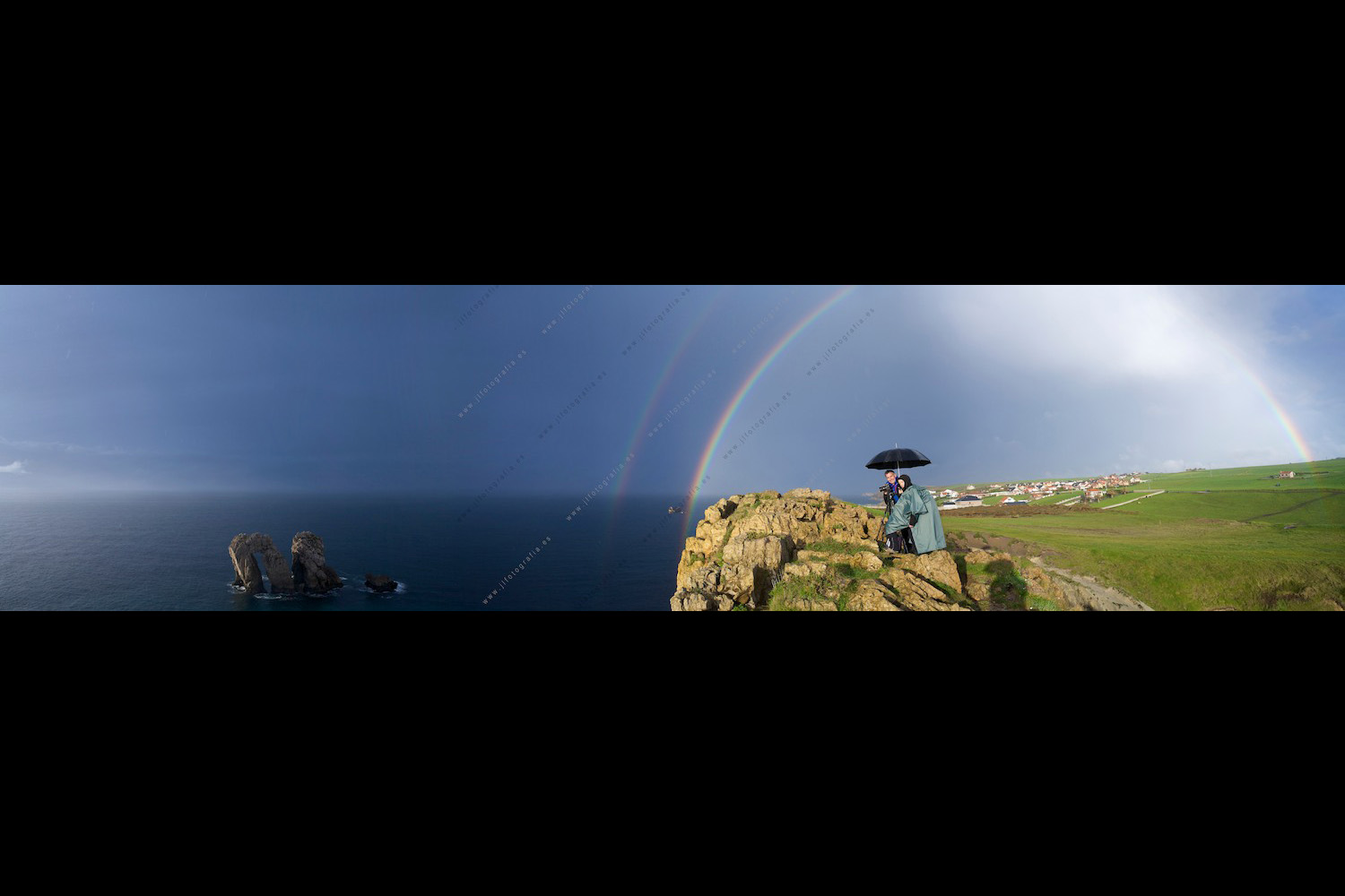 Panorámica en Costa Quebrada con la lluvia sobre mis compañeros y el arcoiris.