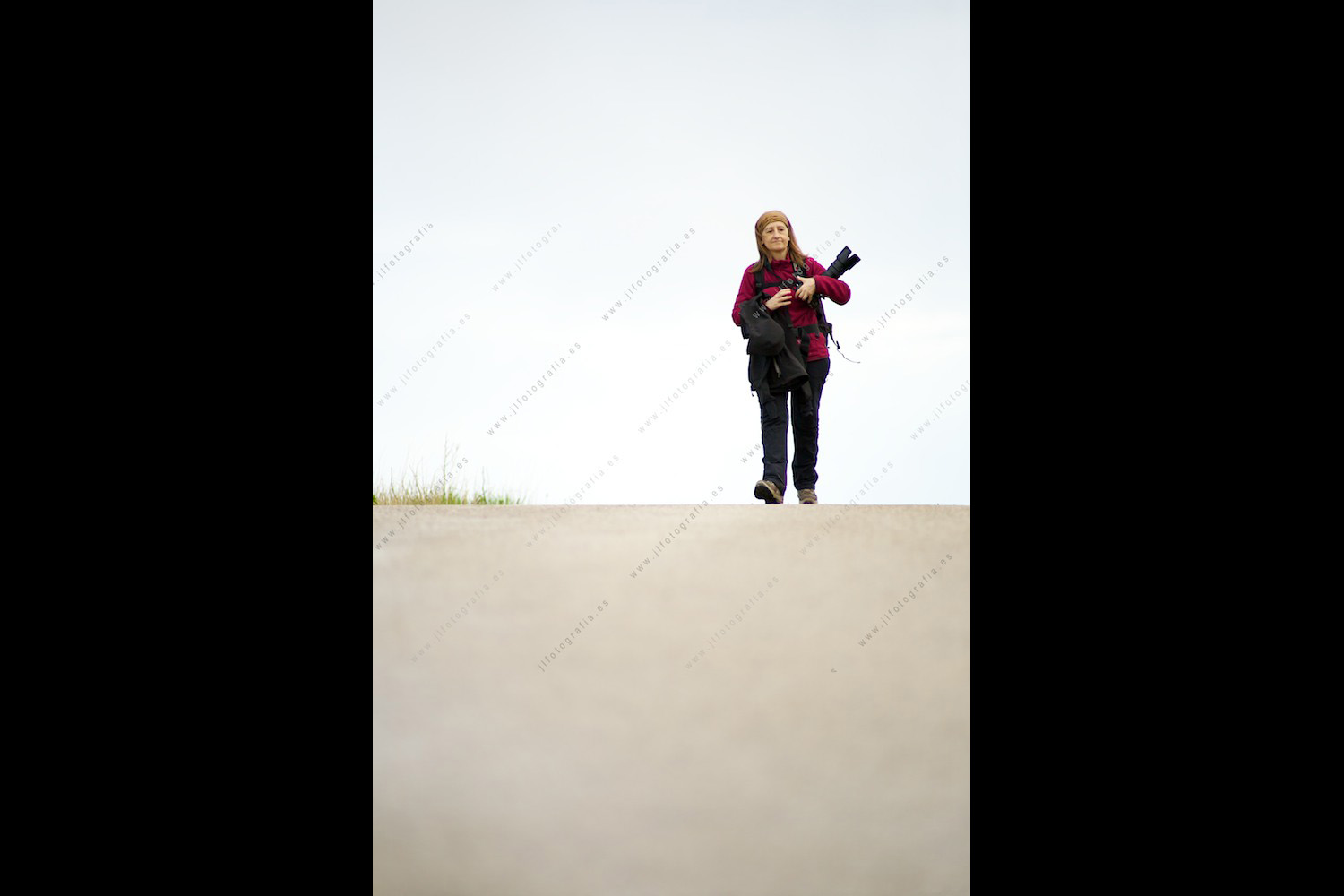 Josune reoyo, paseando por Liencres, con su equipo fotográfico.