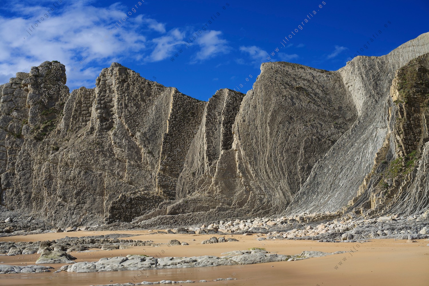 El precioso conjunto de parecdes de rocas en los flisch de la playa del Porto.
