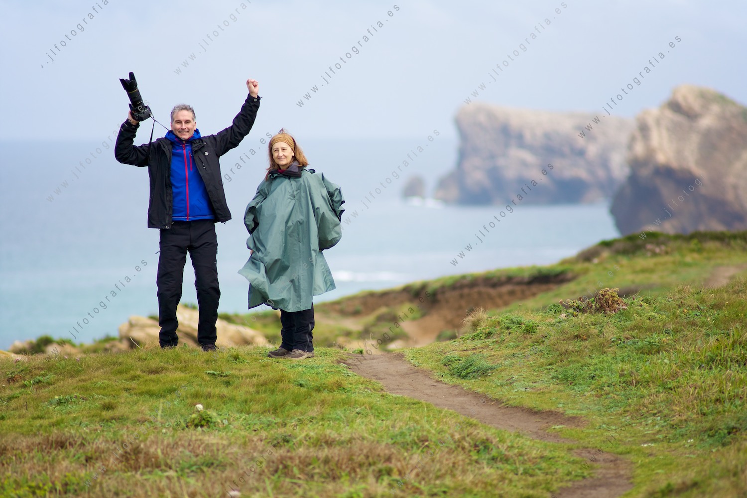 Dos fotógrafos de denbora, saludando en la Costa Quebrada, Liencres.