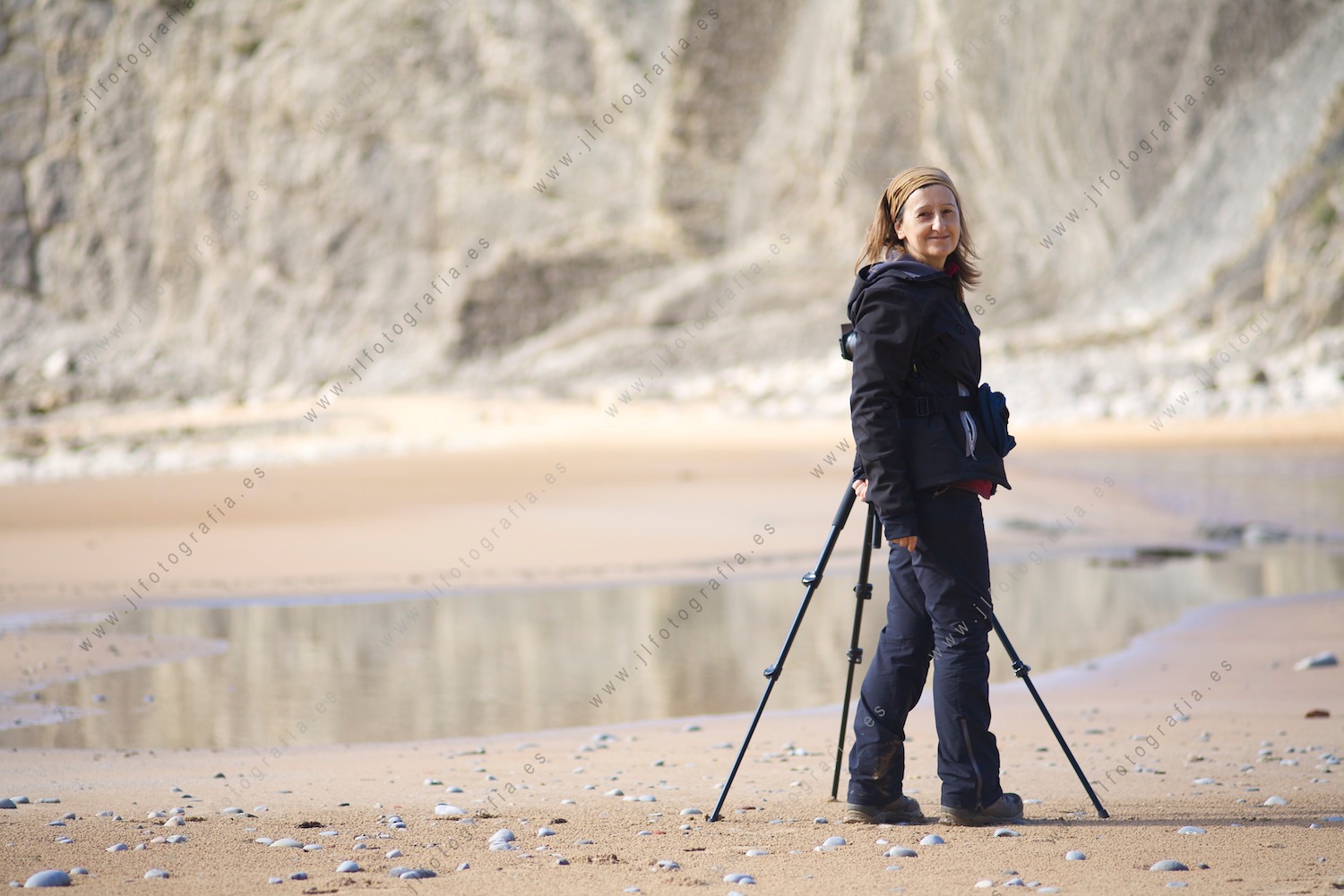 Josune Reoyo, haciendo fotografías con su trípode en la playa del Porto, en Liencres