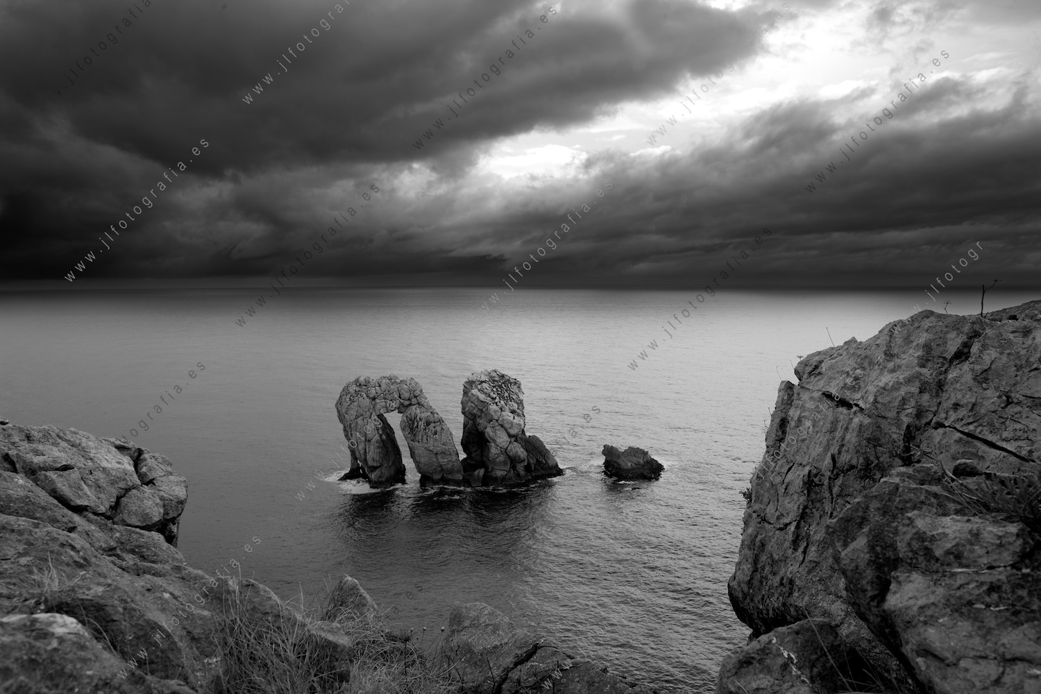 La formación de rocas Manzano, en Liencres, Costa Quebrada en blanco y negro.