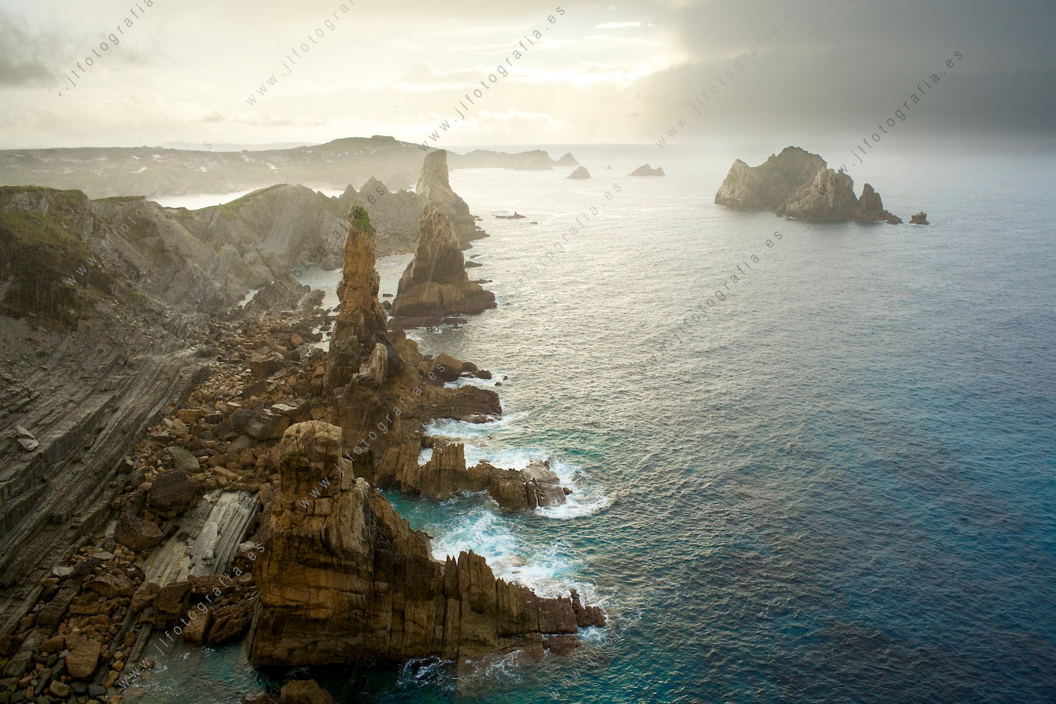Una visión elevada de la Costa Quebrada en Liencres con la lluvia en contra