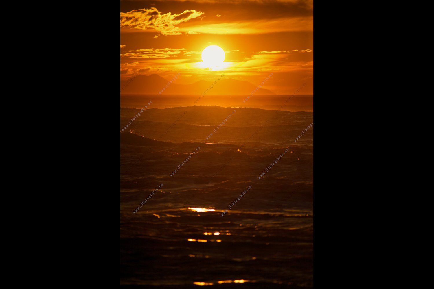 Momentos de ocaso en los que el sol tiñe de naranja el cielo.