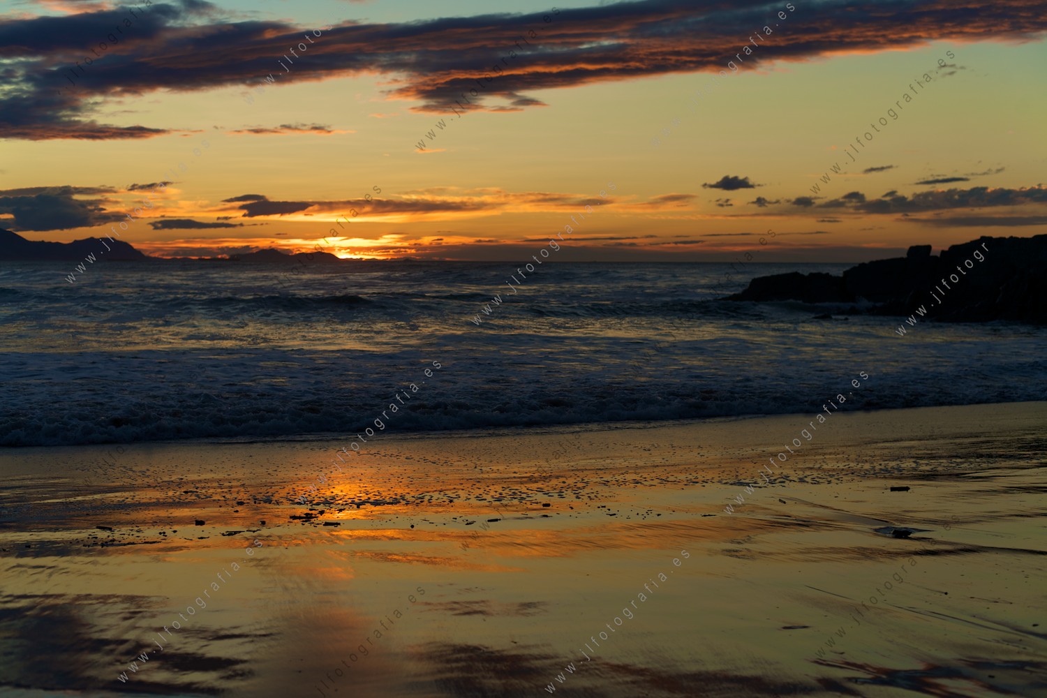 Momentos de ocaso en los que la luz se tiñe de colores con el mar de testigo.