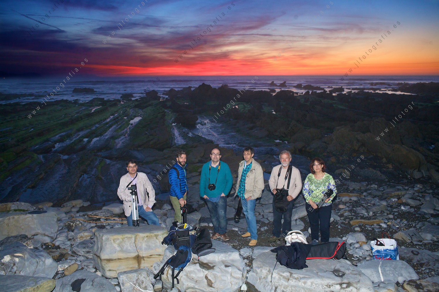 Grupo de alumnos de fotografía de Clara Campoamor en Barrika, haciendo fotografía de paisaje.