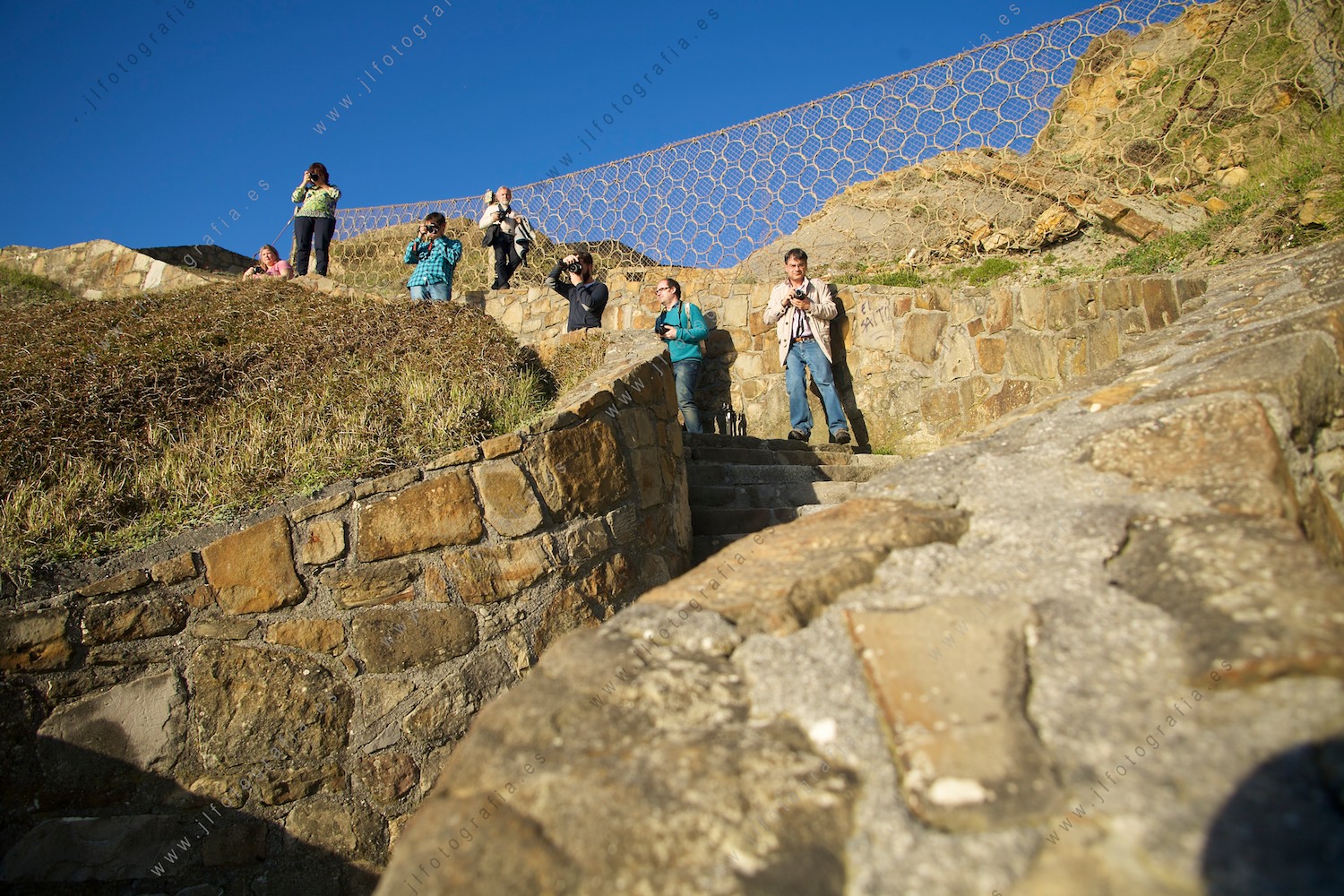 Grupo de alumnos de fotografía en las escaleras de la playa de Barrika.
