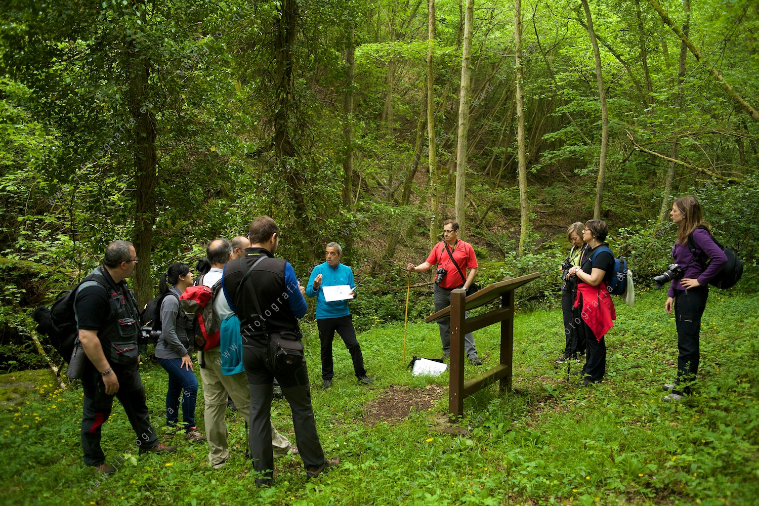 Grupo de fotógrafos de la asociación Denbora de Barakaldo, se reunen junto a los restos de una ferreria