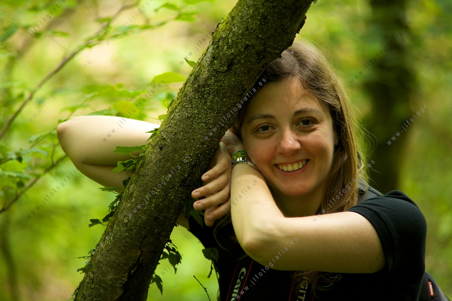 Una socia de Denbora posando en entorno de bosque.