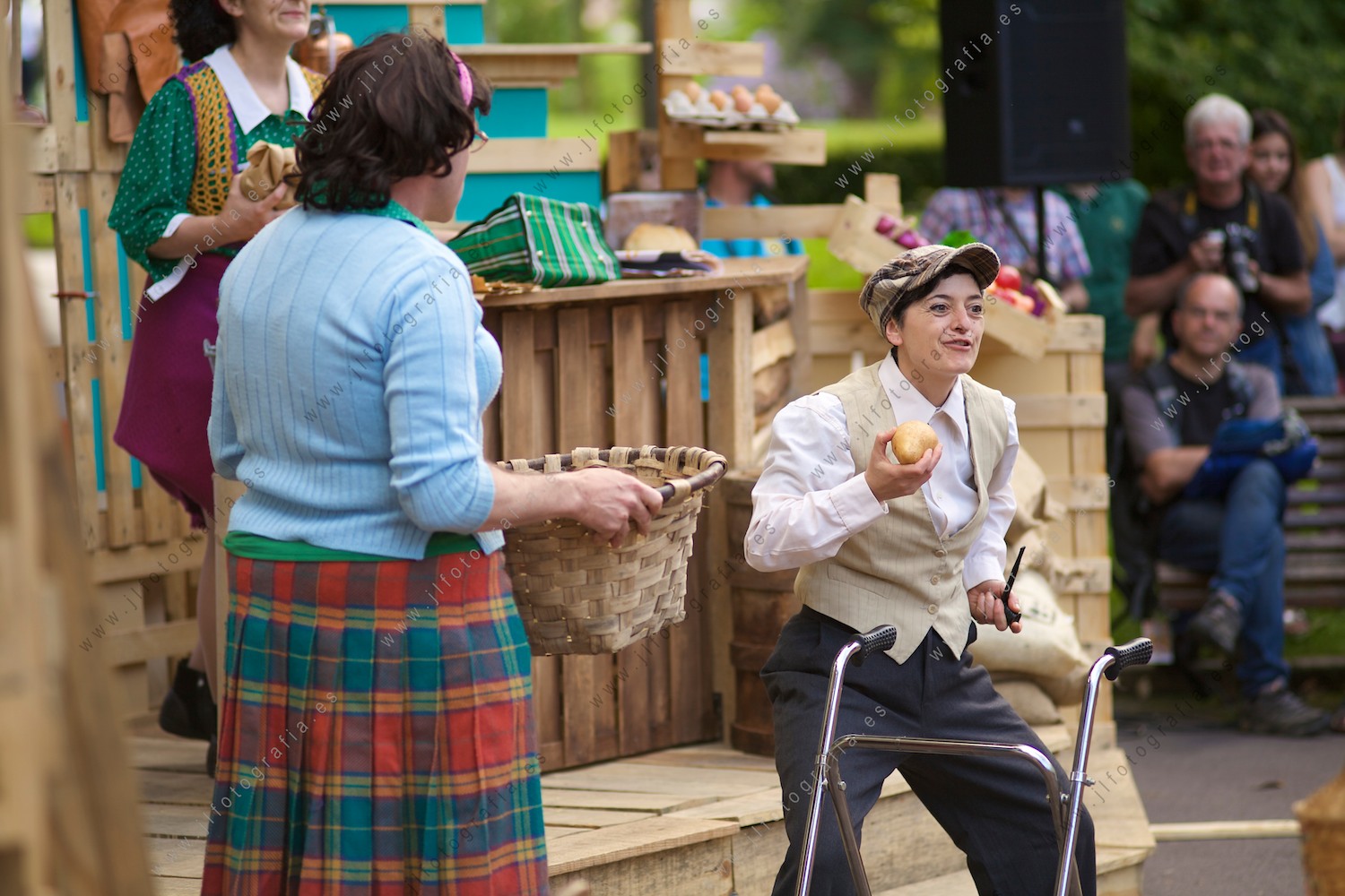 Representación de teatro de calle en el Bilboko Kalealdia en el parque de Doña Casilda.