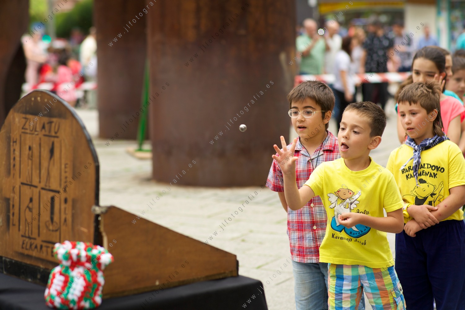 fiestas de los Cármenes de Barakaldo Grupo de niños jugando a la rana.