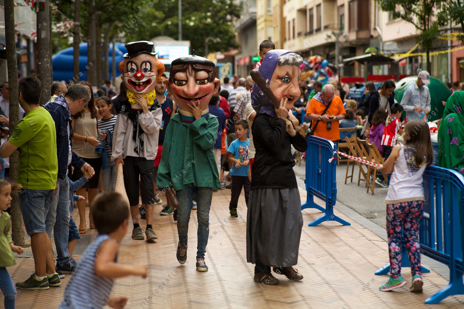 fiestas de los Cármenes de Barakaldo, pasacalles por los Fueros con los Cabezudos.