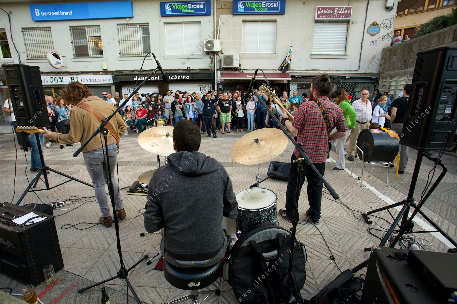 fiestas de los Cármenes de Barakaldo, actuación de grupo Indie en Los Hermanos.
