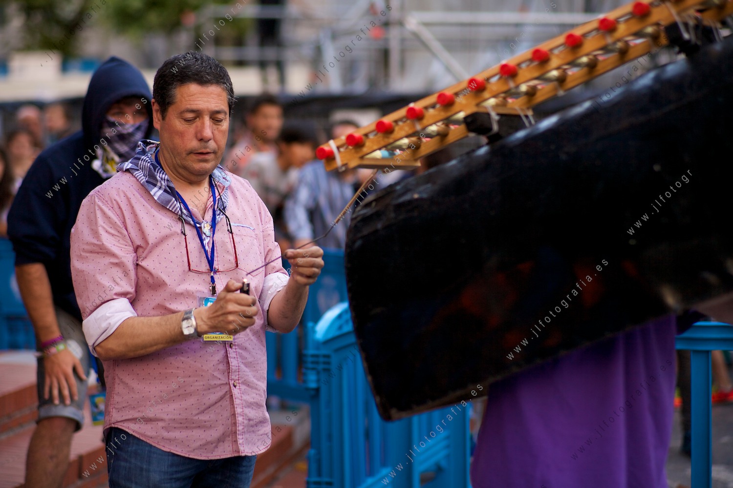 Fiestas de los Cármenes de Barakaldo, se enciende la mecha de un toro de fuego.