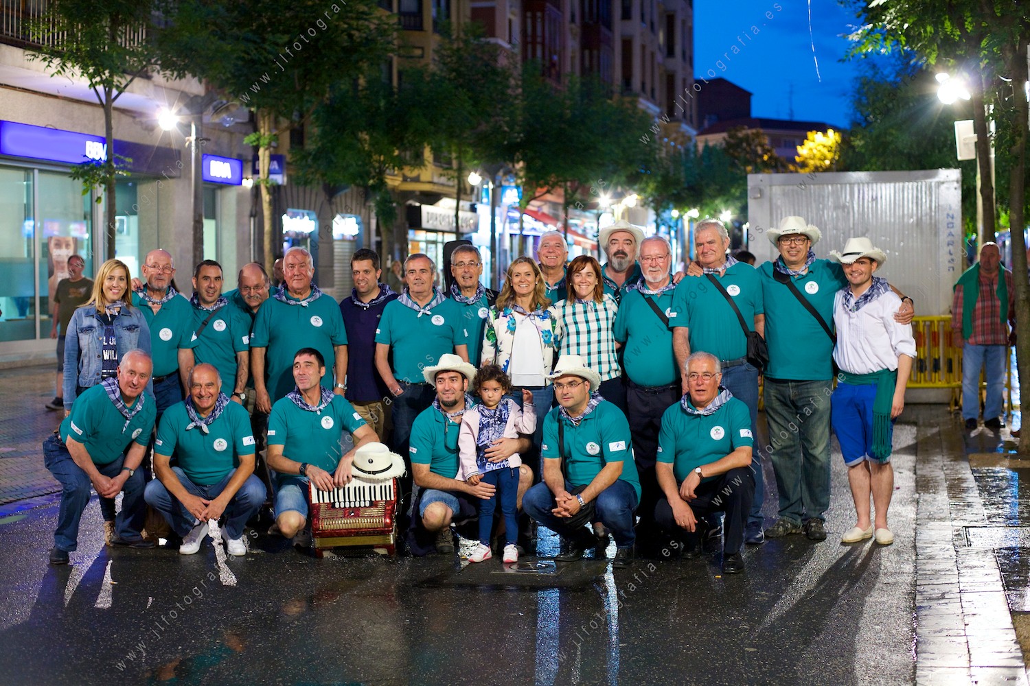 Fiestas de los Cármenes de Barakaldo, uno de los grupos corales, posando junto a la alcaldesa.