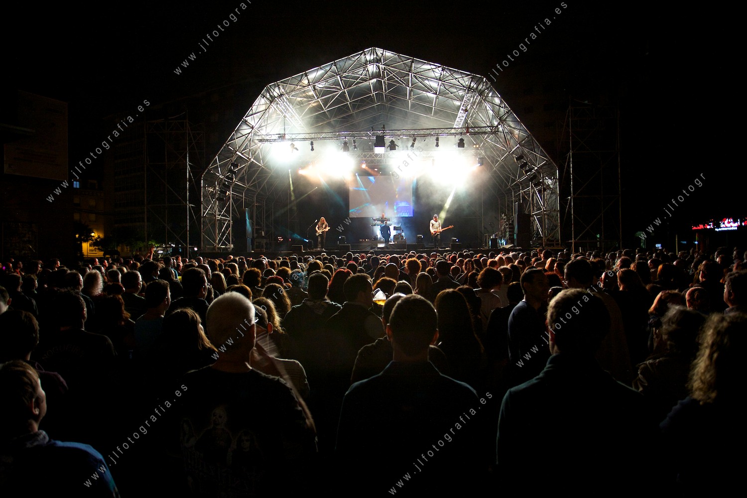En la fiesta de Los Cármenes de Barakaldo, la Herriko plaza está llena con el concierto de La Unión.