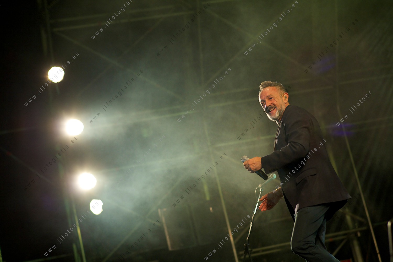 Rafa Sánchez durante la actuación en Barakaldo en las fiestas de Los Cármenes.