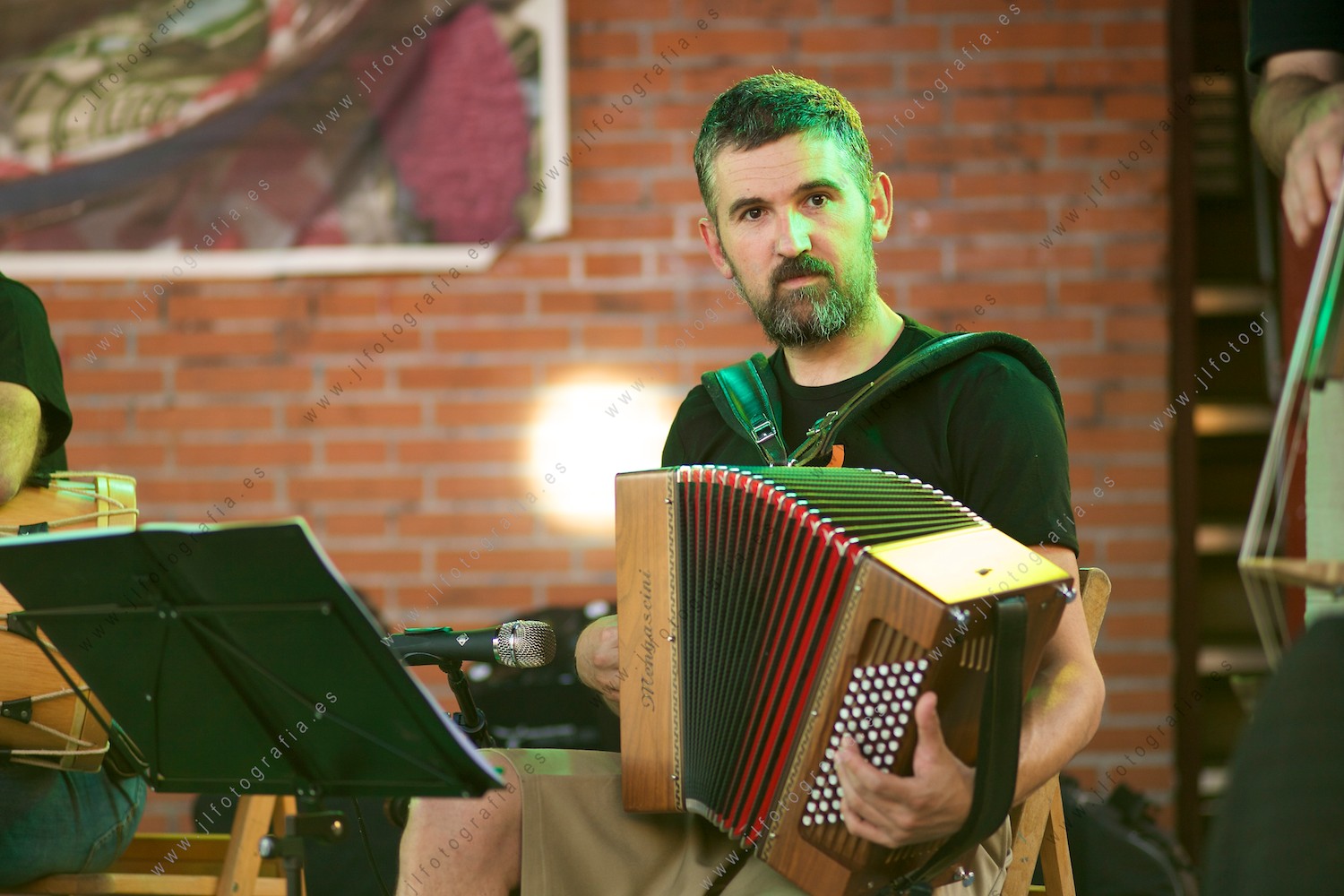 fiestas de los Cármenes de Barakaldo Un músico tocando el acordeón en la Herriko Plaza.