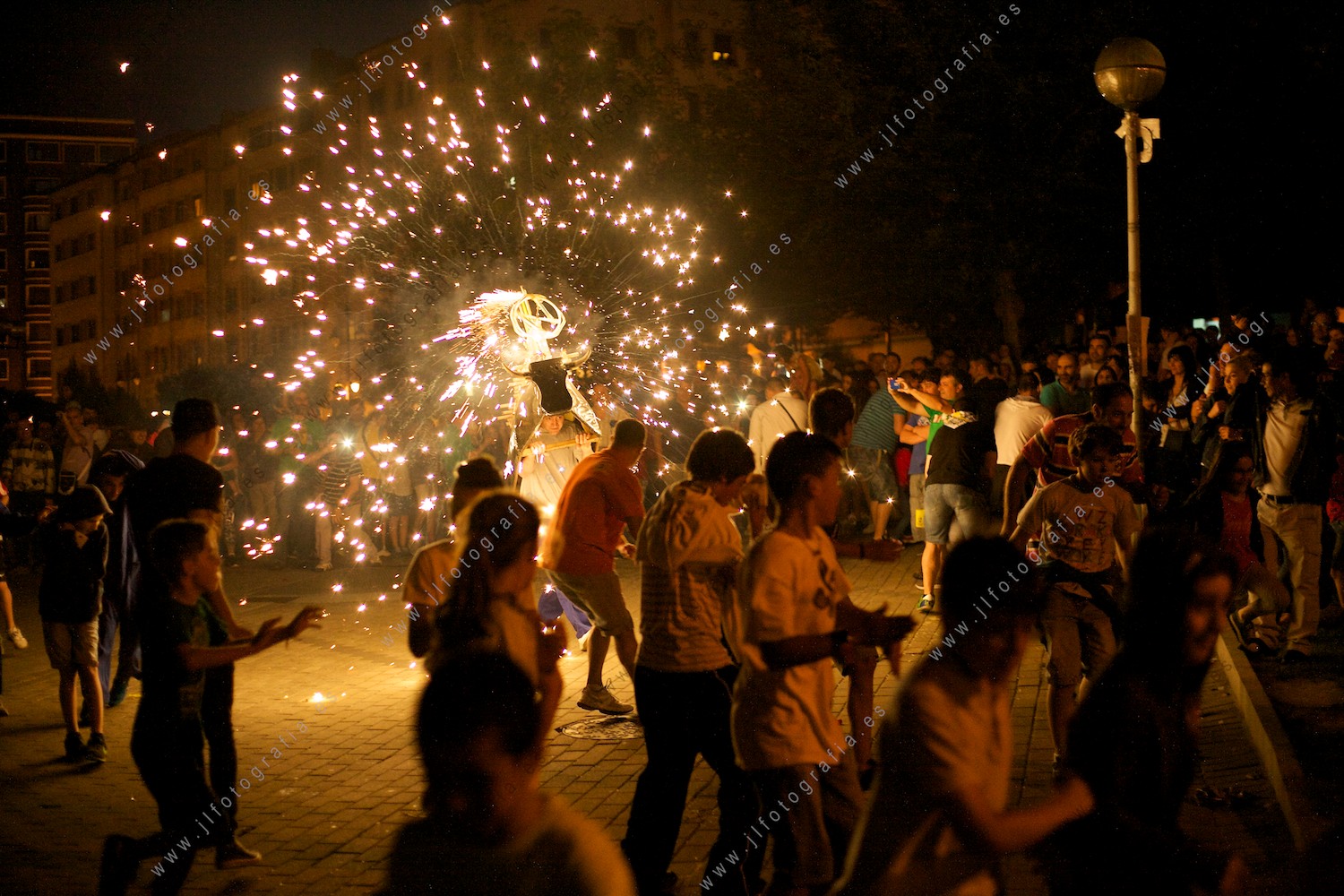 fiestas de los Cármenes de Barakaldo, Toro de fuego en el parque de Los Hermanos.