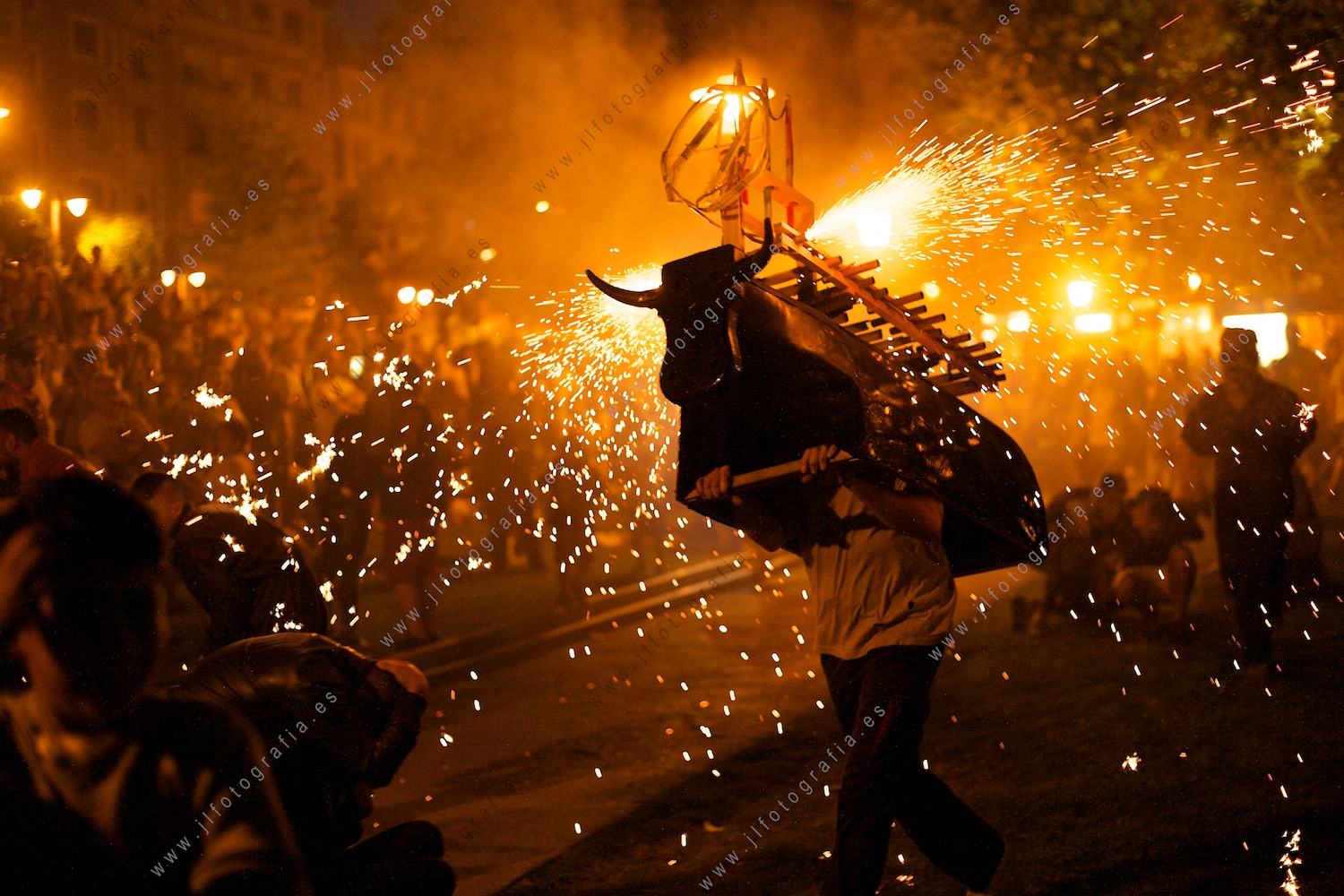 fiestas de los Cármenes de Barakaldo, Toro de fuego acercándose en el parque de Los Hermanos.