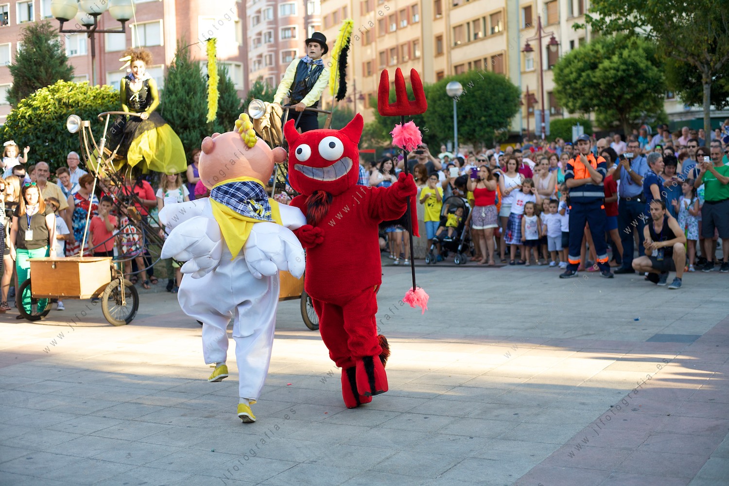 Jolín y el demonio en el fin de las fiestas de Los Cármenes de Barakaldo.