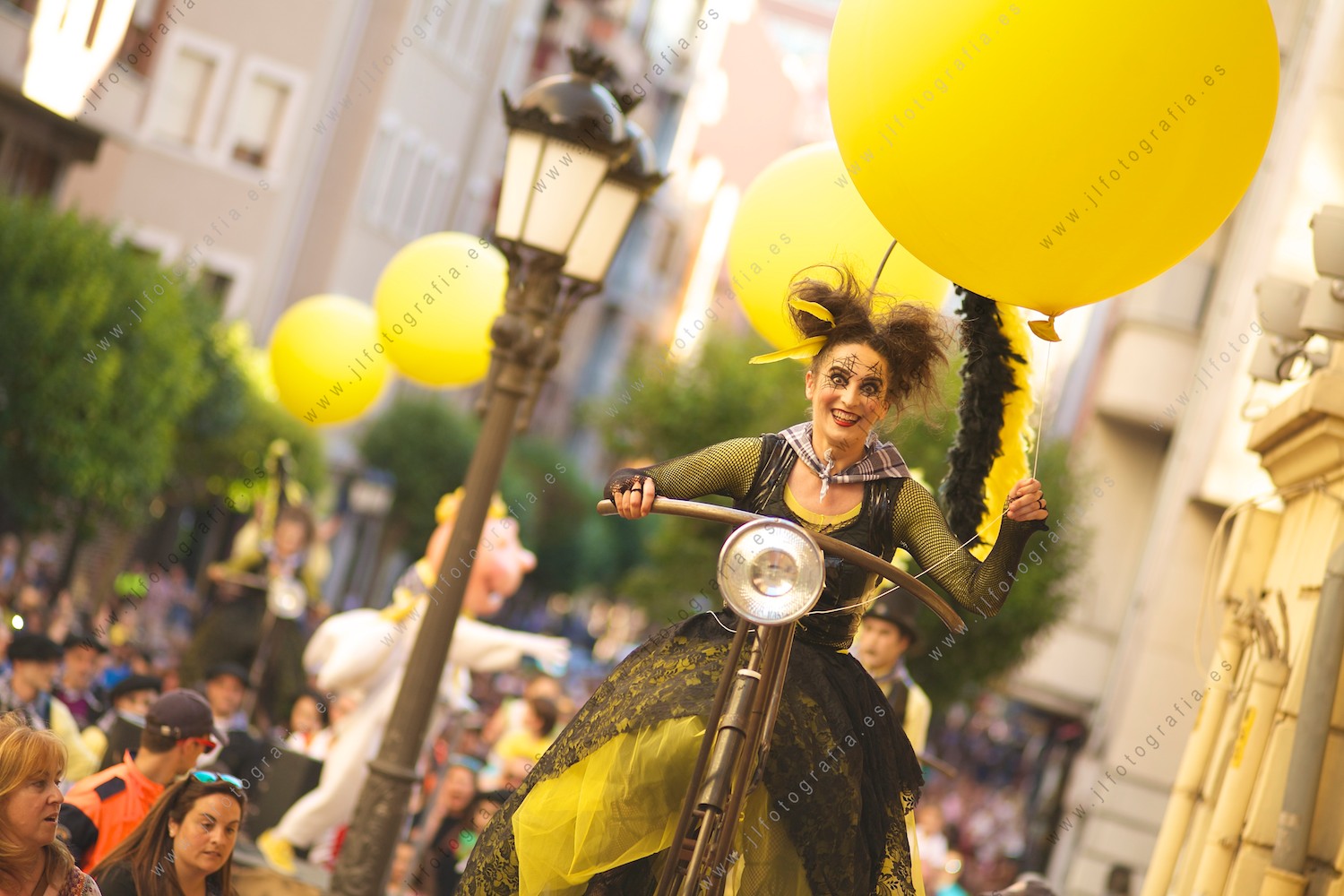 Grupo de teatro en el fin de las fiestas de Los Cármenes de Barakaldo.
