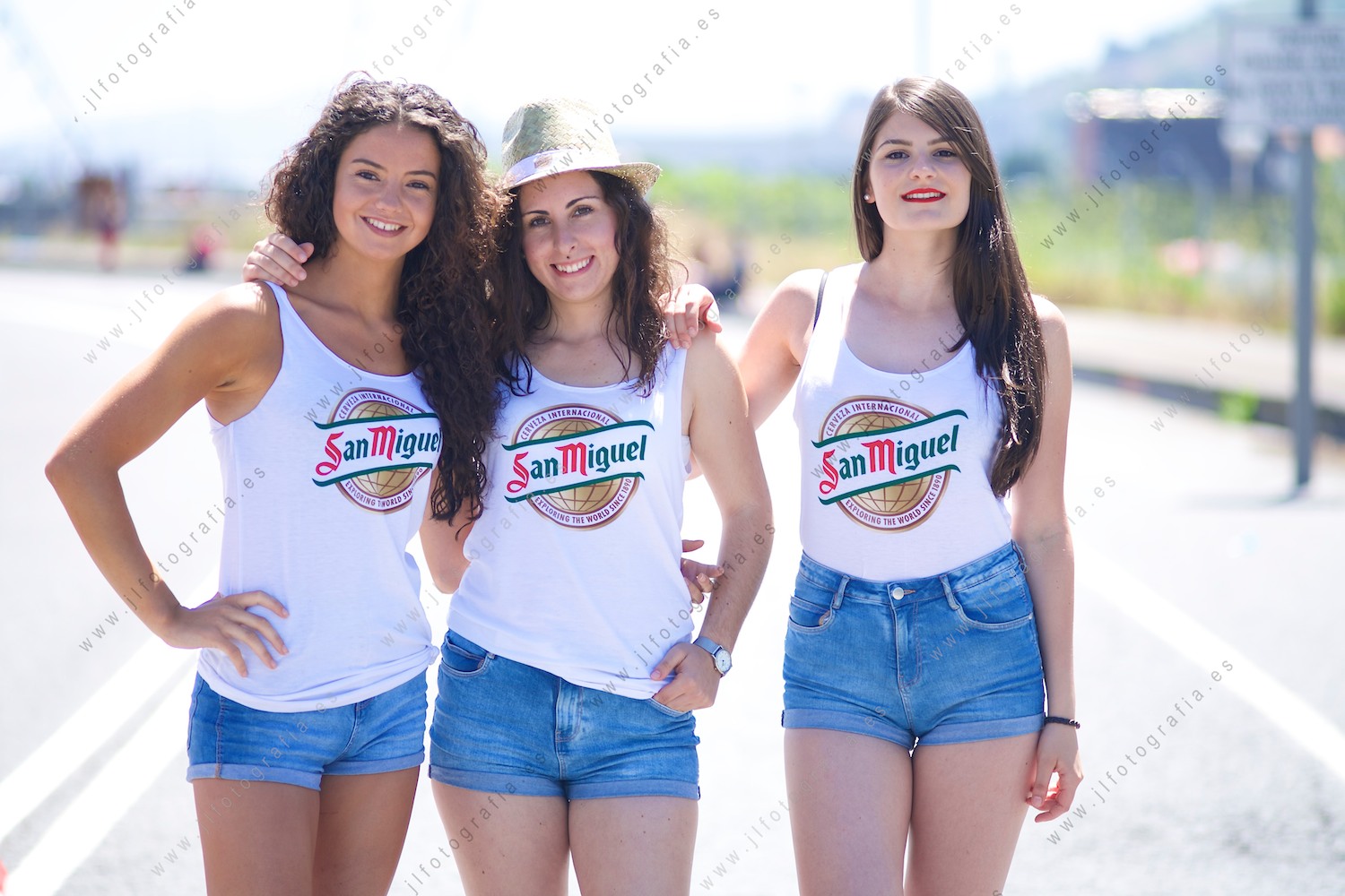 Tres jovencitas espectaculares luciendo tipo en la regata San Miguel de remo.