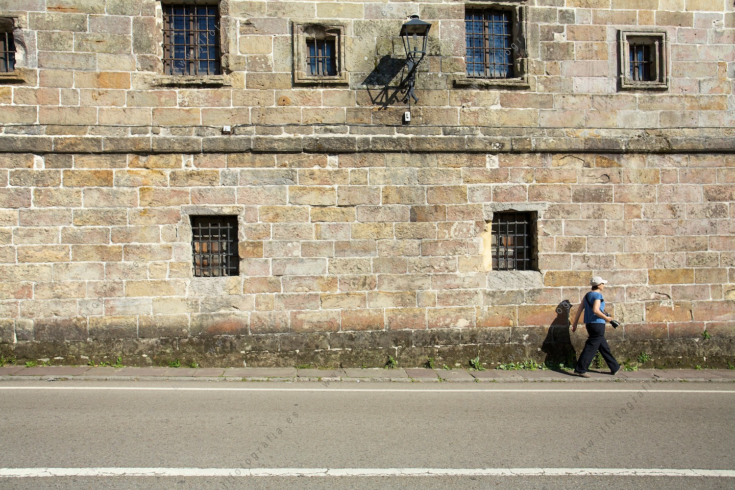 Una fotógrafa, pasea por Santillana del Mar.