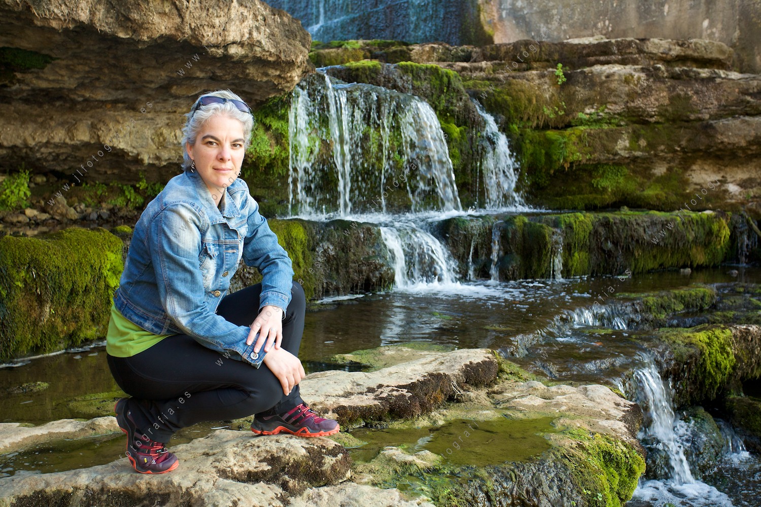 Nerea Briones, posando en la cascada de El Bolao, en Cobreces, Cantabria.