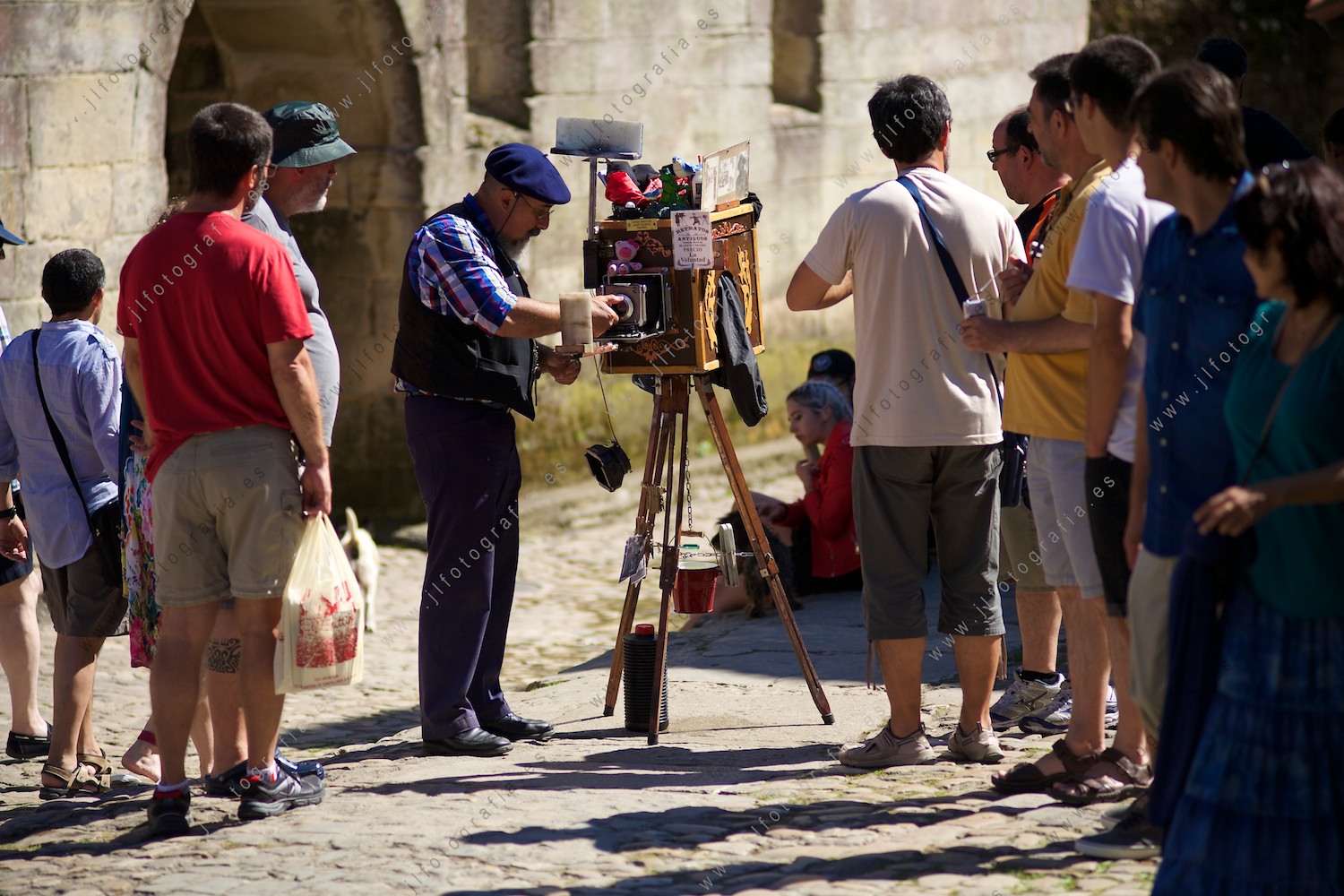 Un fotógrafo, hace retratos con su antígua cámara de placas, en papel de blanco y negro en Santillana del Mar.