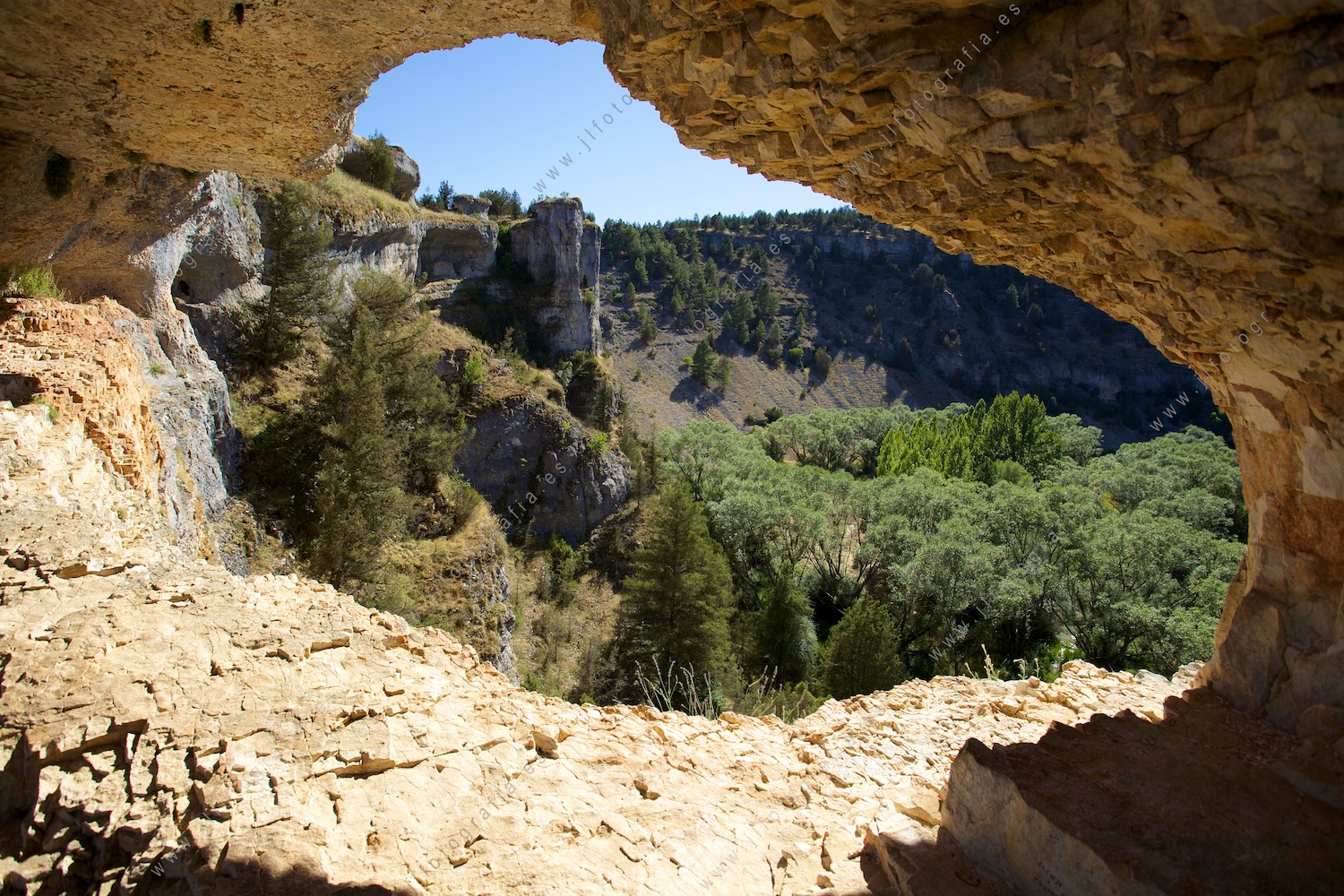 Uno de los ojos de la montaña del cañón del Río Lobos, que permite apreciar la belleza del entorno.