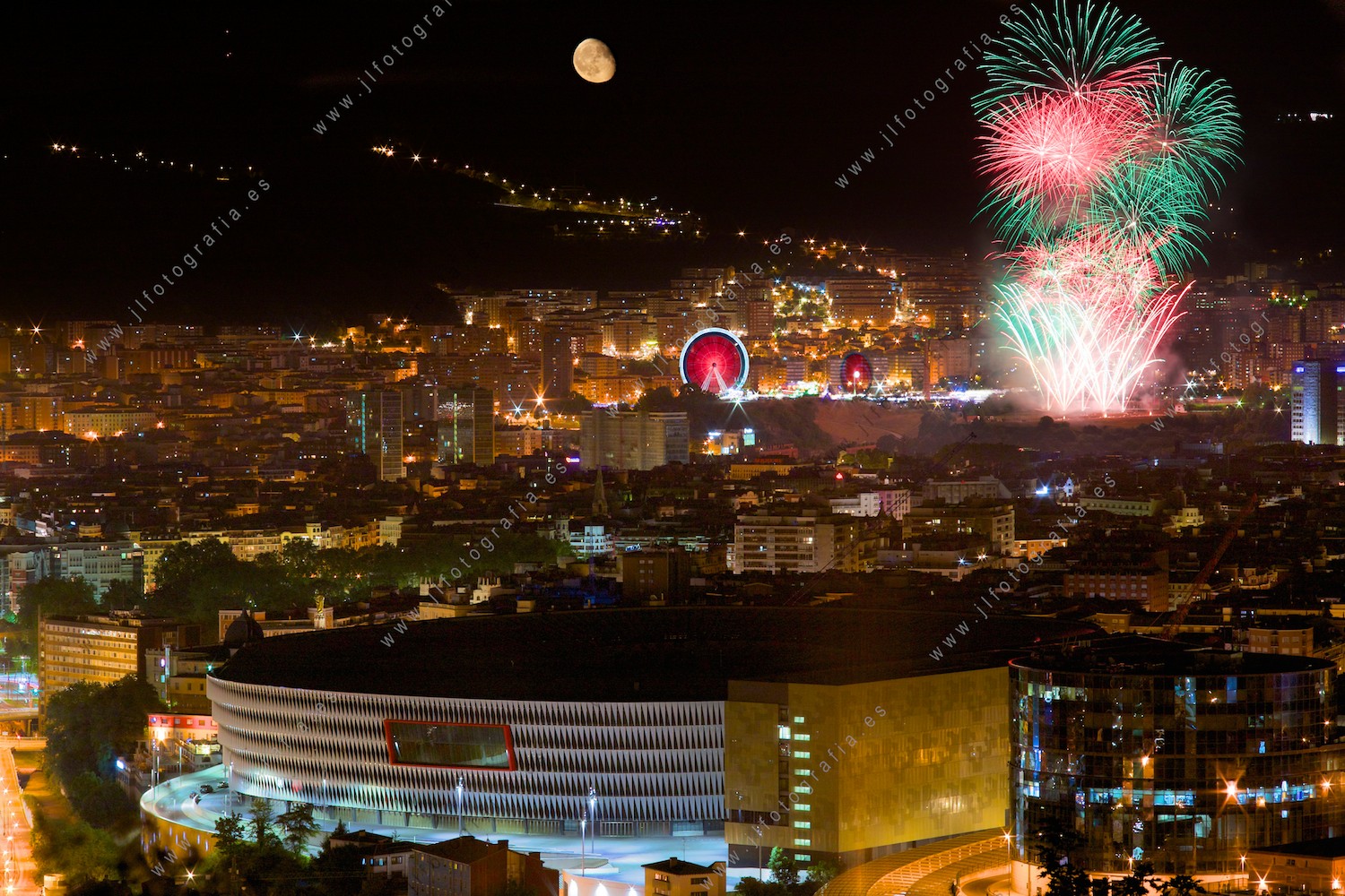 Fuegos artificiales de la Aste Nagusia de Bilbao desde el monte Kobeta, con San Mames de testigo.
