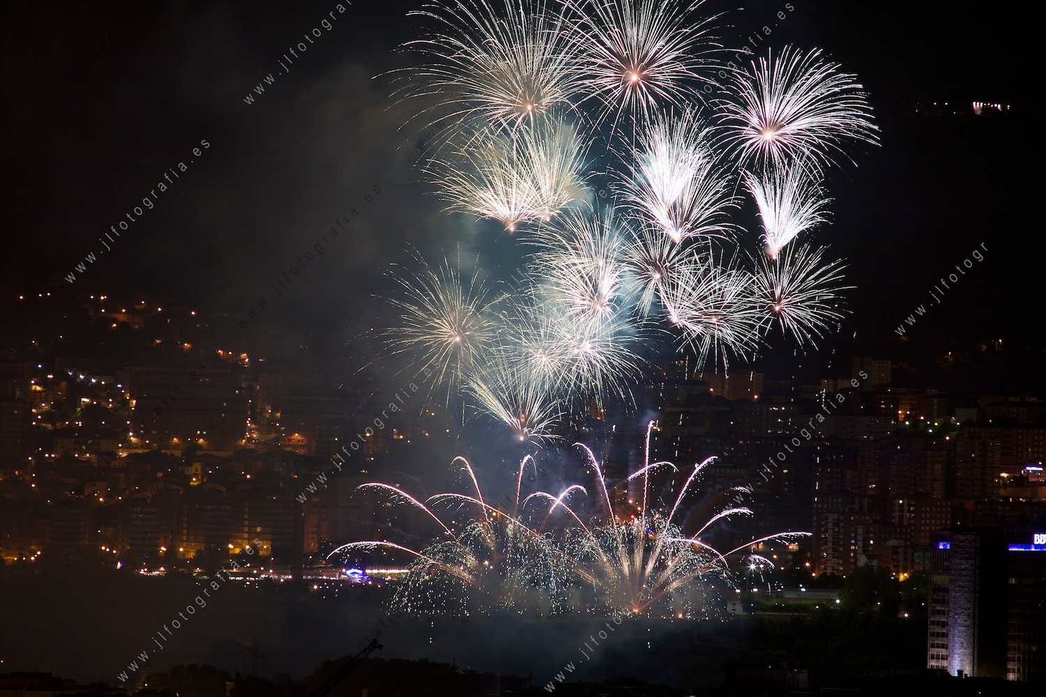 Fuegos artificiales de la Aste Nagusia de Bilbao desde el monte Kobeta.