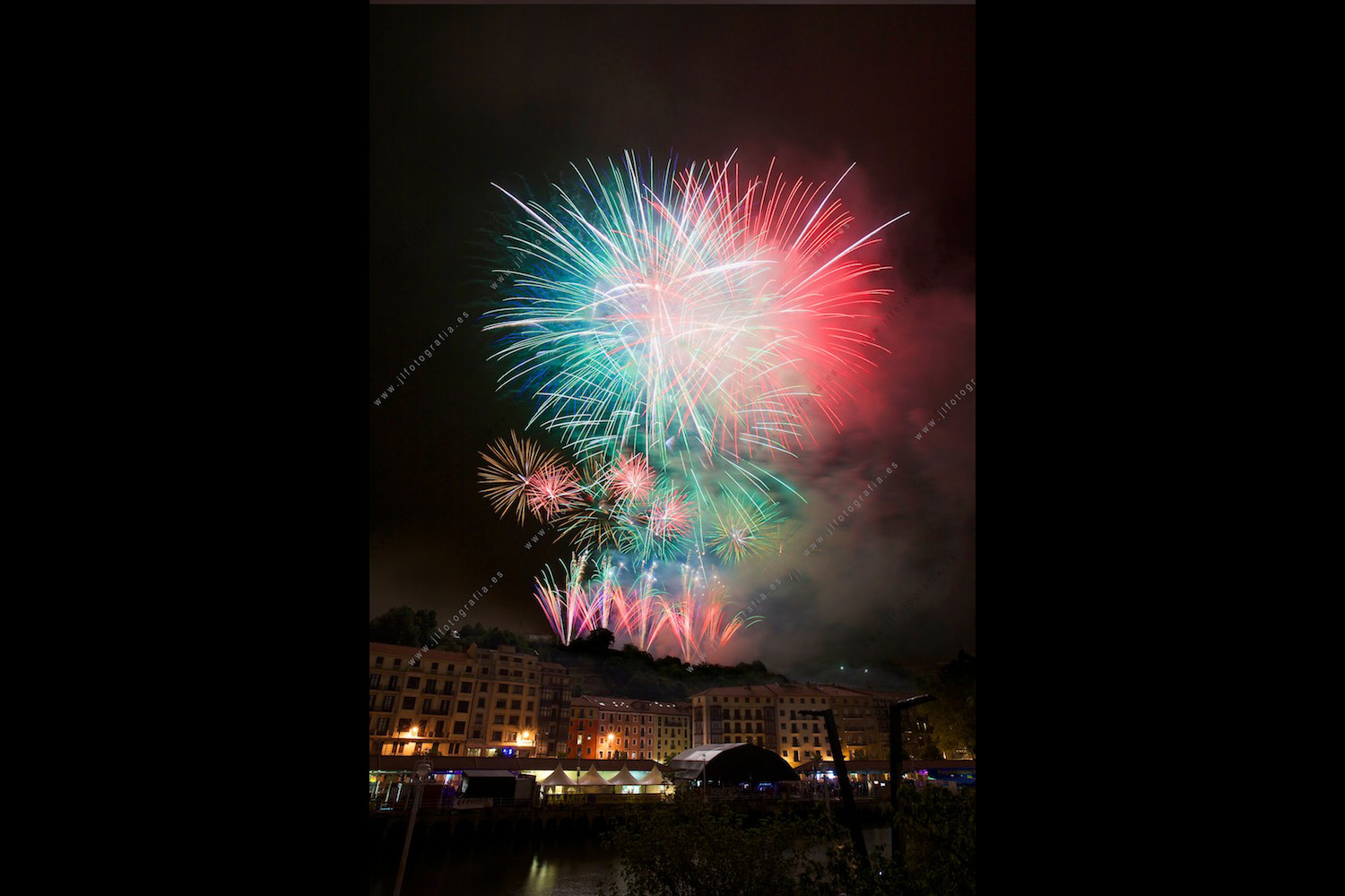 Fuegos artificiales de Aste Nagusia desde el puente del ayuntamiento