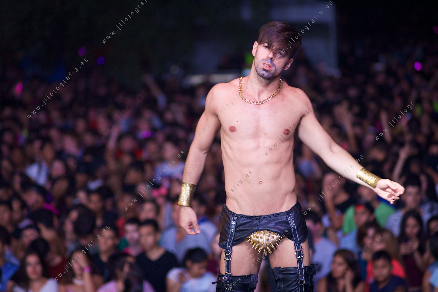 Un gigolo en la sesión de la Máxima FM en fiestas de Bilbao.