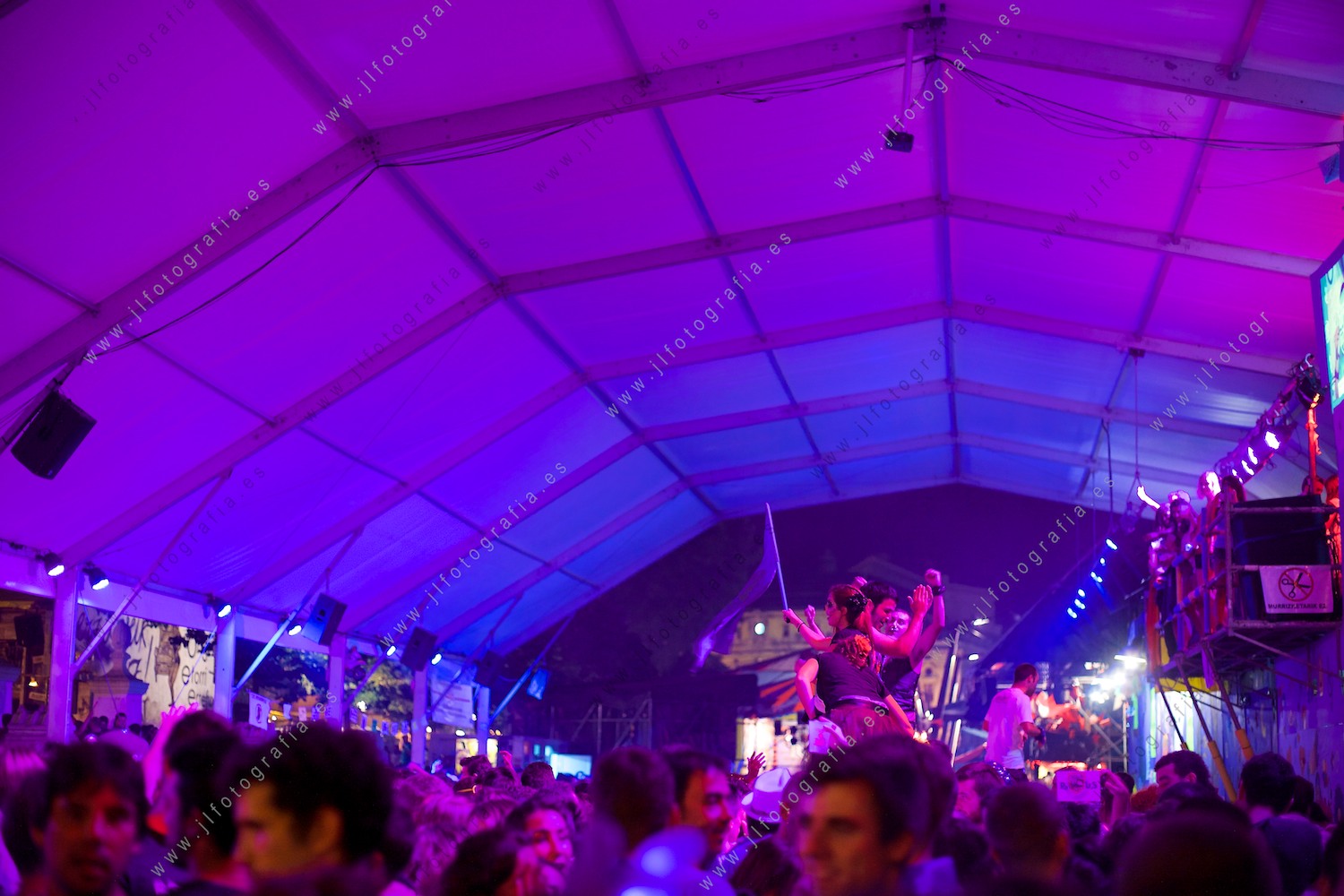 Las txoznas de Bilbao durante la Aste Nagusia se llenan de gente celebrando las fiestas