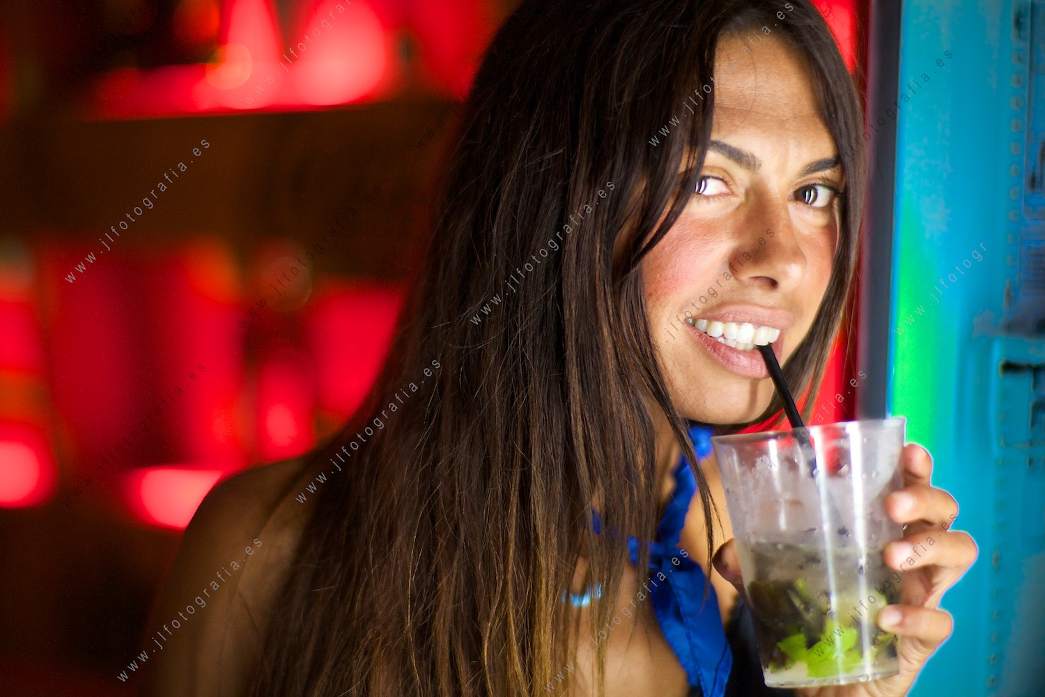 Una preciosa joven posa para mí en las fiestas de Bilbao