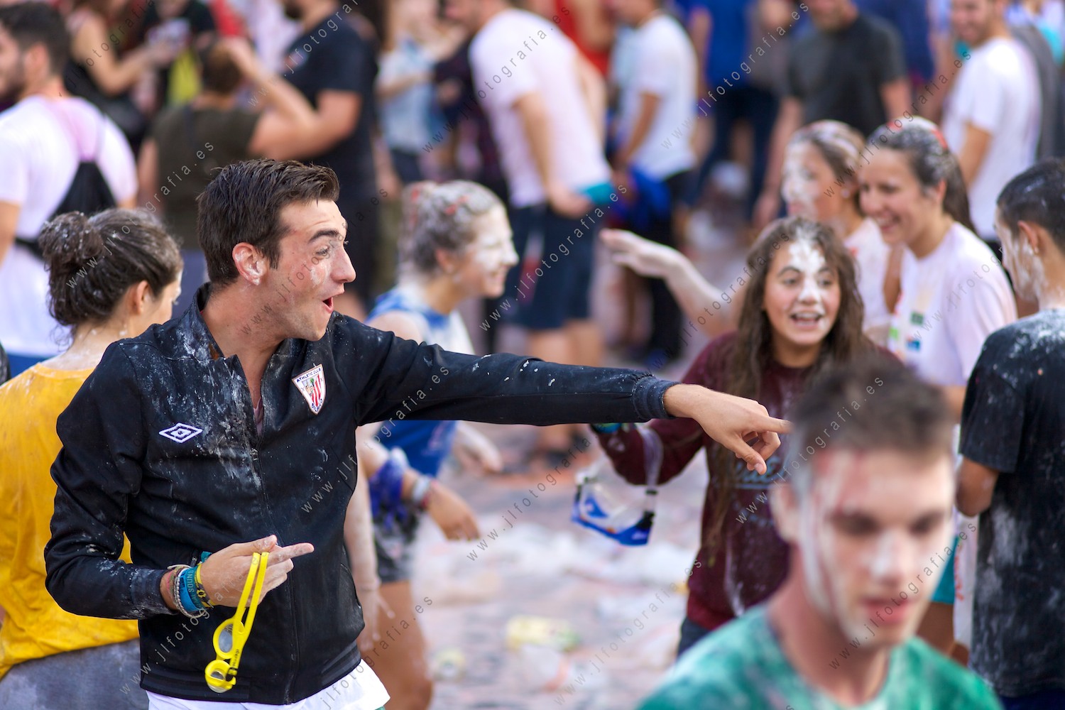 Los jóvenes de Bilbao se lo pasan bomba durante el txupinazo de inicio de la Aste Nagusia de Bilbao 