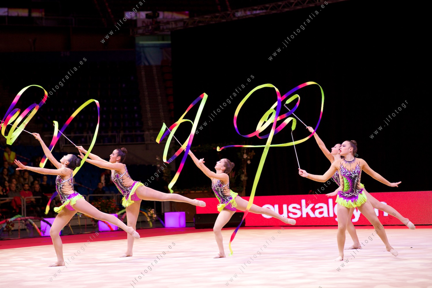 Euskalgym 11 de 2016 en el Fernando Buesa Arena, conjunto de gimnasia rítmica con cintas.