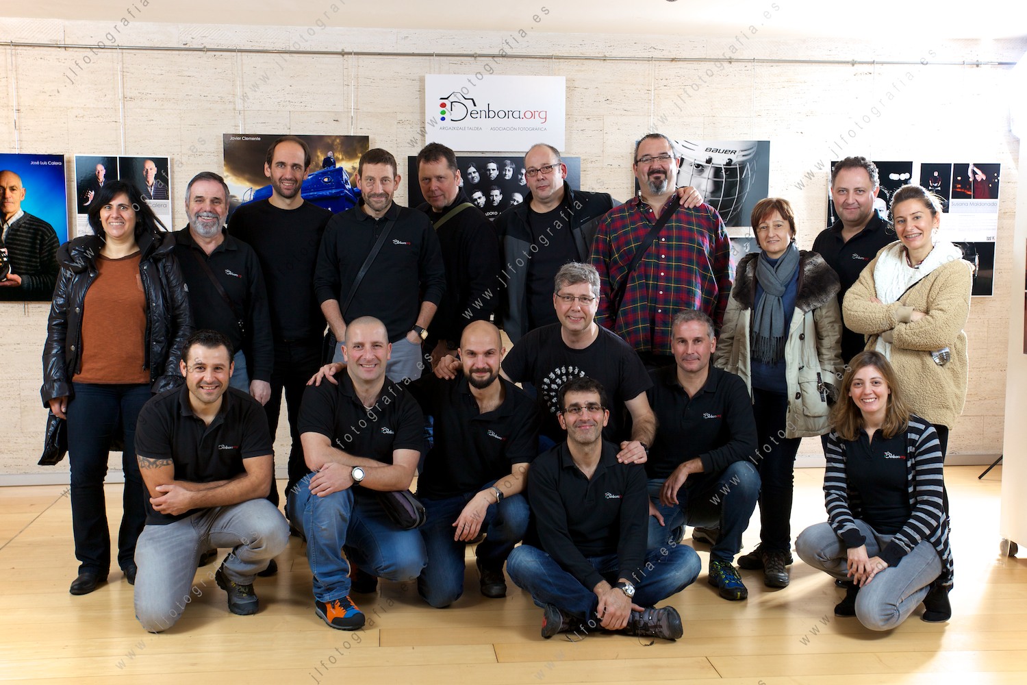 Fotografía de grupo de los socios de Denbora en la inauguración de la exposición deportistas de Barakaldo