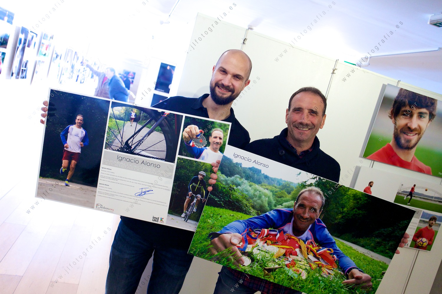 el socio de Denbora Jorge Villaverde con el ironman Ignacio Alonso en la inauguración de la exposición deportistas de Barakaldo.