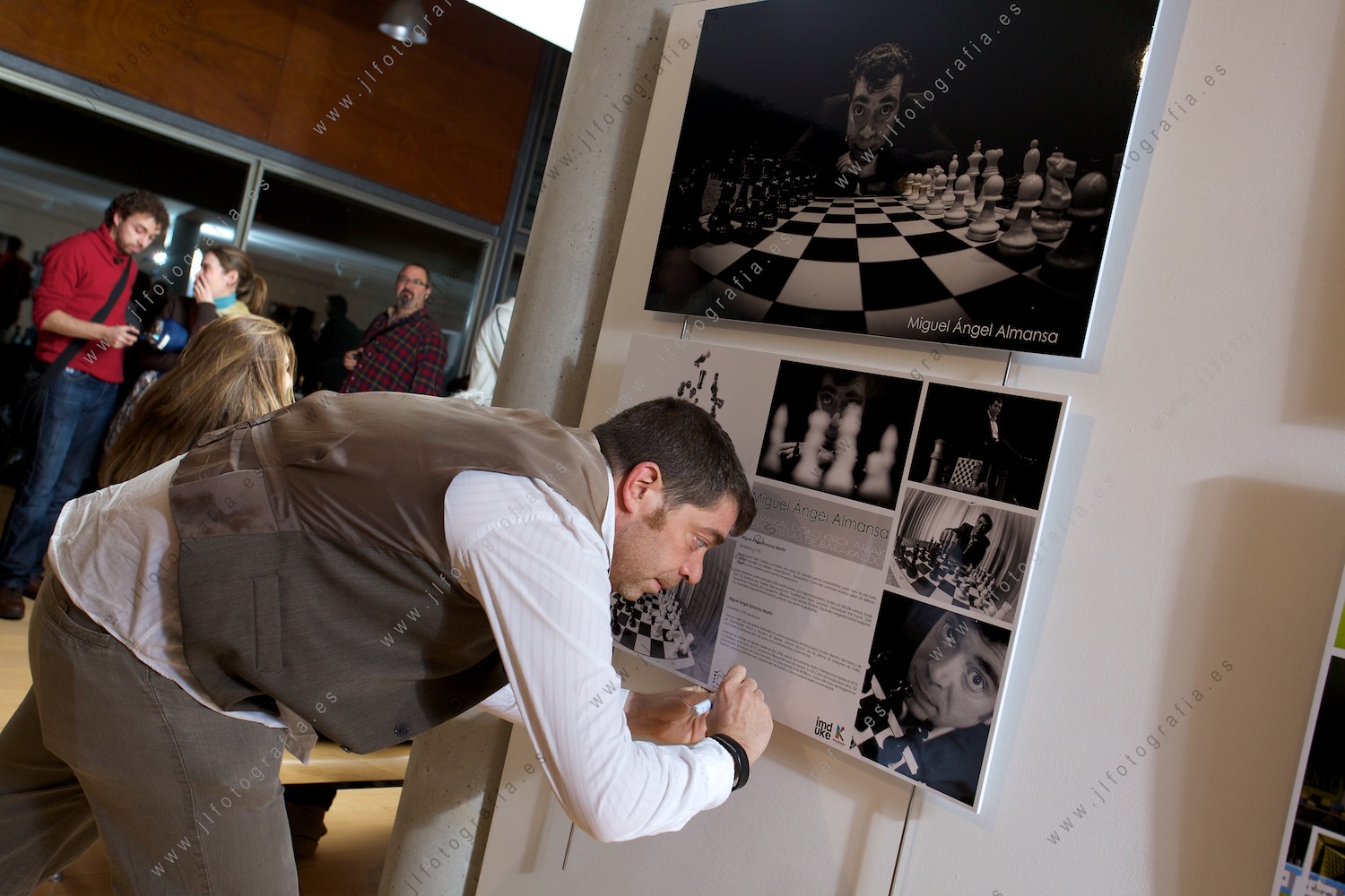 Miguel Angel Almansa firmando su panel en la inauguración de la exposición deportistas de Barakaldo.