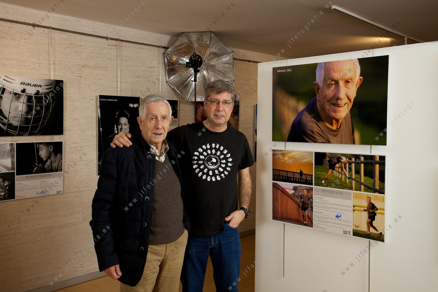 Javier López Fabián, fotógrafo profesional junto a Alfredo Uría, corredor de largas distancias en la inauguración de la exposición deportistas de Barakaldo.