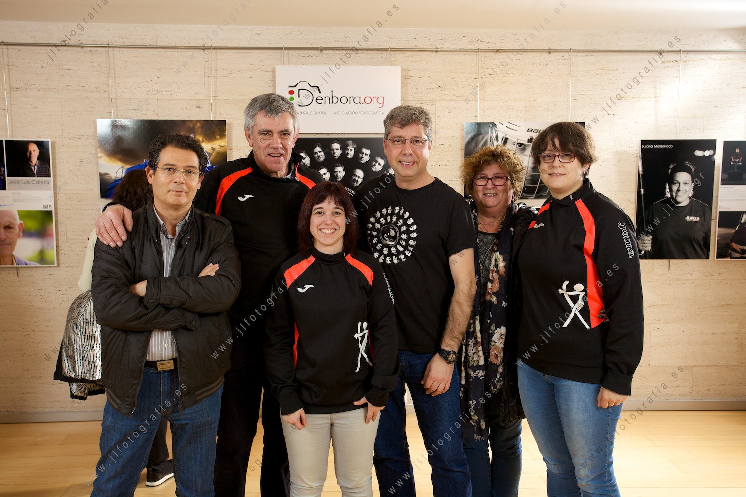 Javier López Fabián, fotógrafo profesional junto a conjunto de tiradores de arco del club Zugastieta en la inauguración de la exposición deportistas de Barakaldo. 
