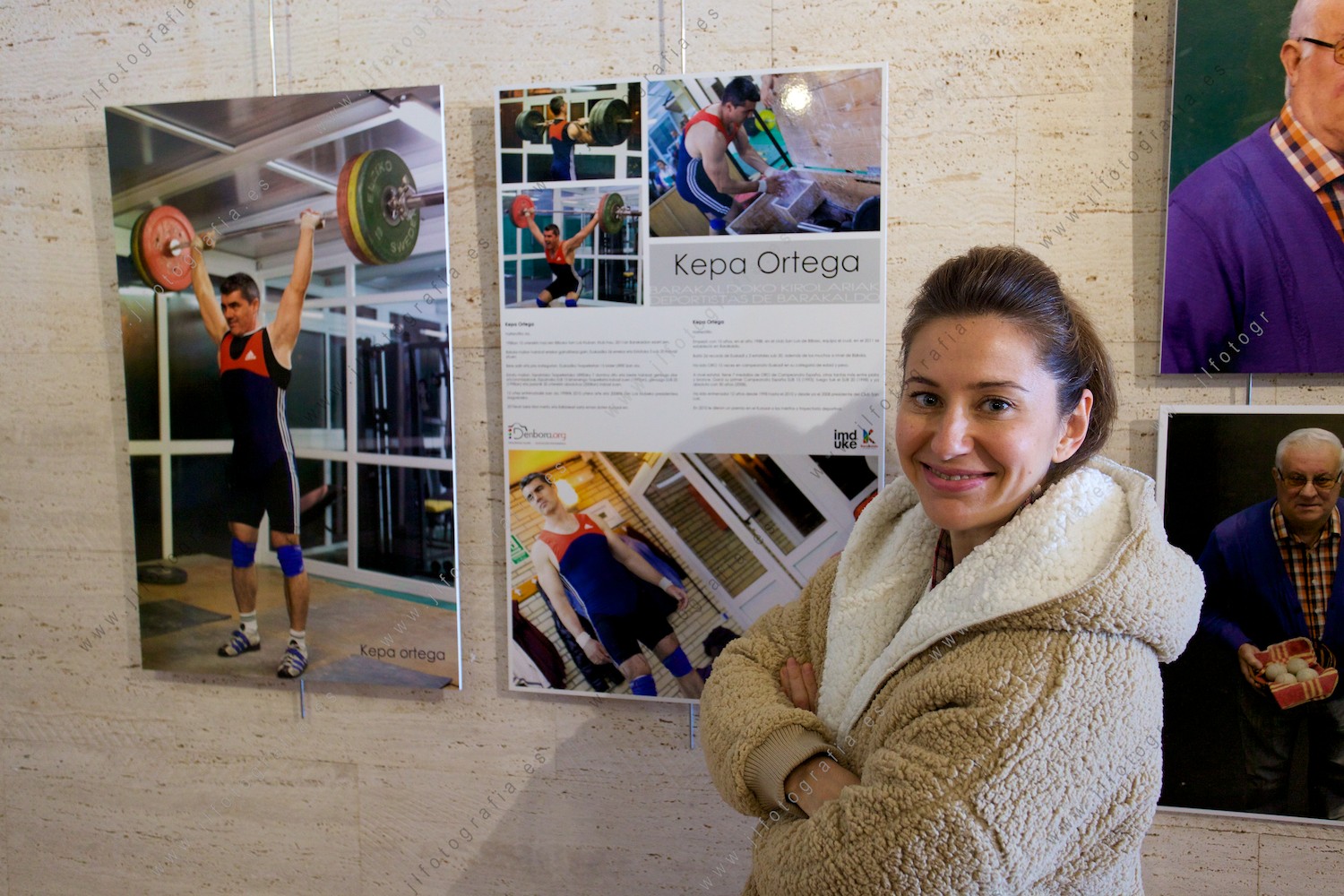 La socia de Denbora Jessica Alvarez en la inauguración de la exposición deportistas de Barakaldo.