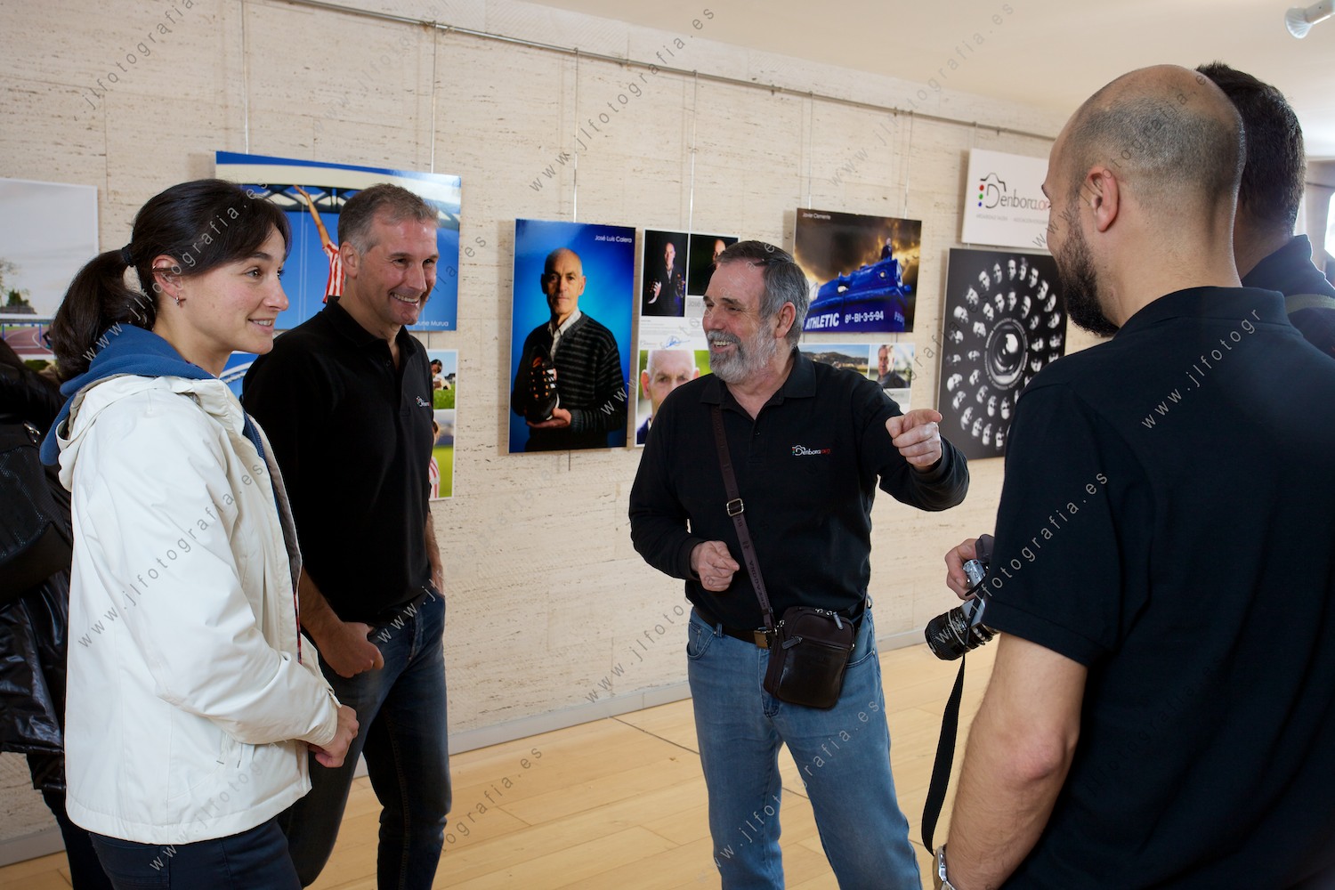 Socios de Denbora con Irune Murua, jugadora del Athletic en la inauguración de la exposición deportistas de Barakaldo.